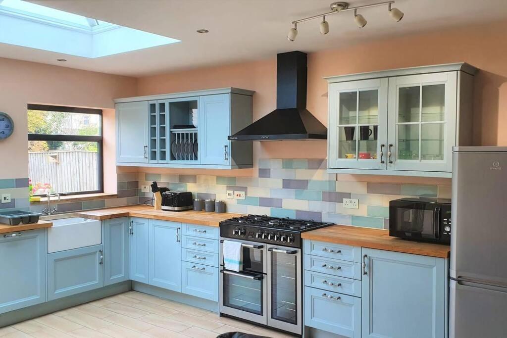5 Bed, 2 Bath Home + Terrace, Garden & Parking สวินดอน ภายนอก รูปภาพ